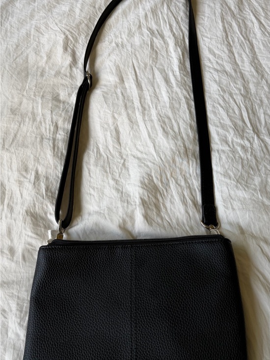 thirty-one Handbags - Thirty-One Gifts Black Pebbled Leather Crossbody Bag